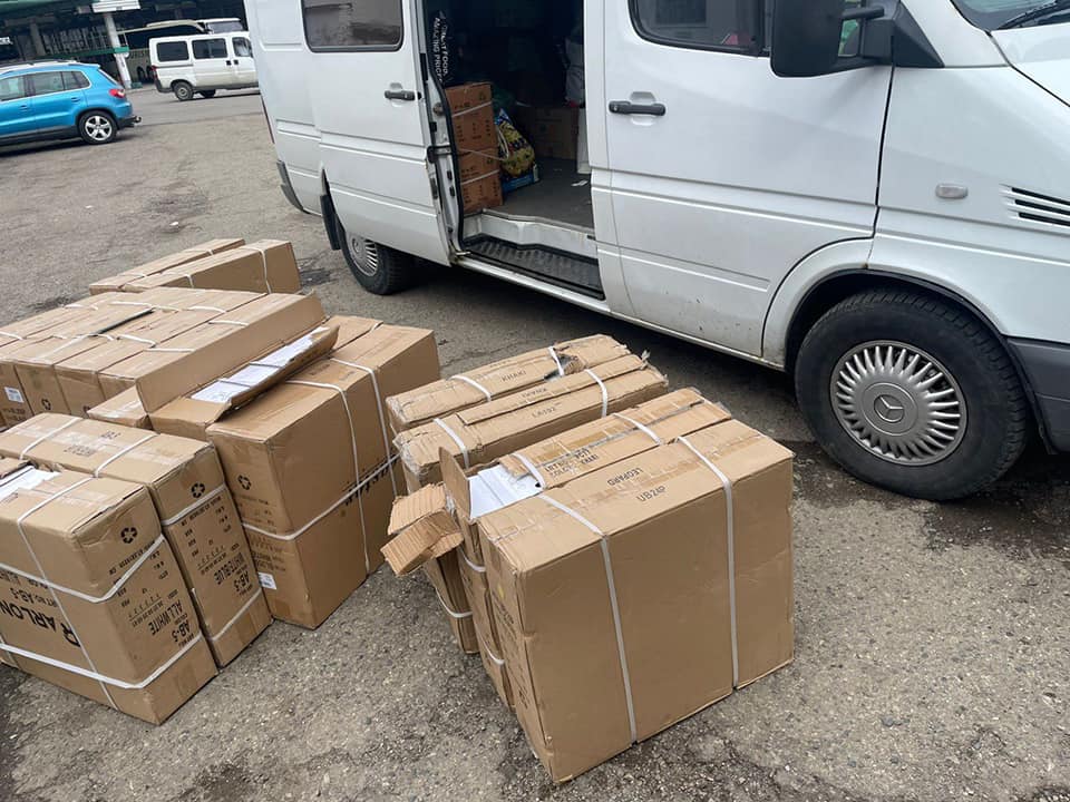 На Львівщині викрили жінку, яка перевозила майже 200 пар псевдогуманітарного взуття