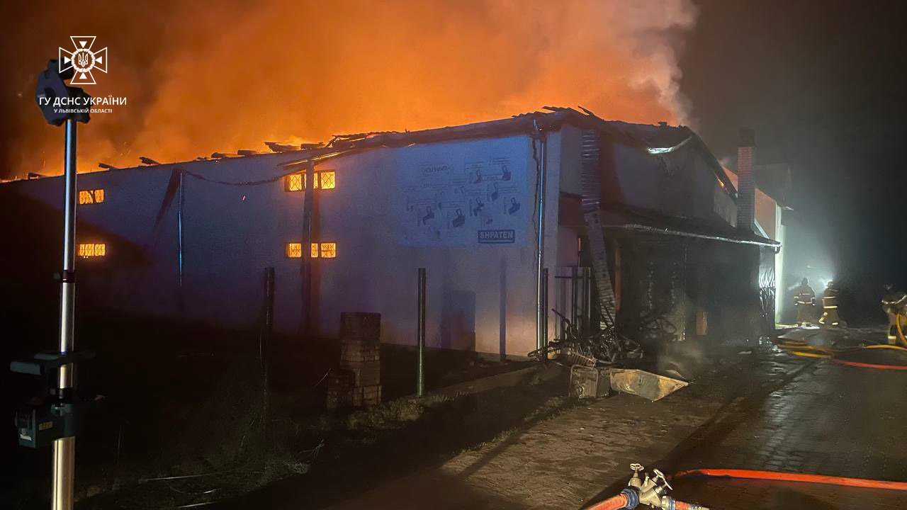 На Яворівщині в масштабній пожежі вигорів магазин будівельних матеріалів