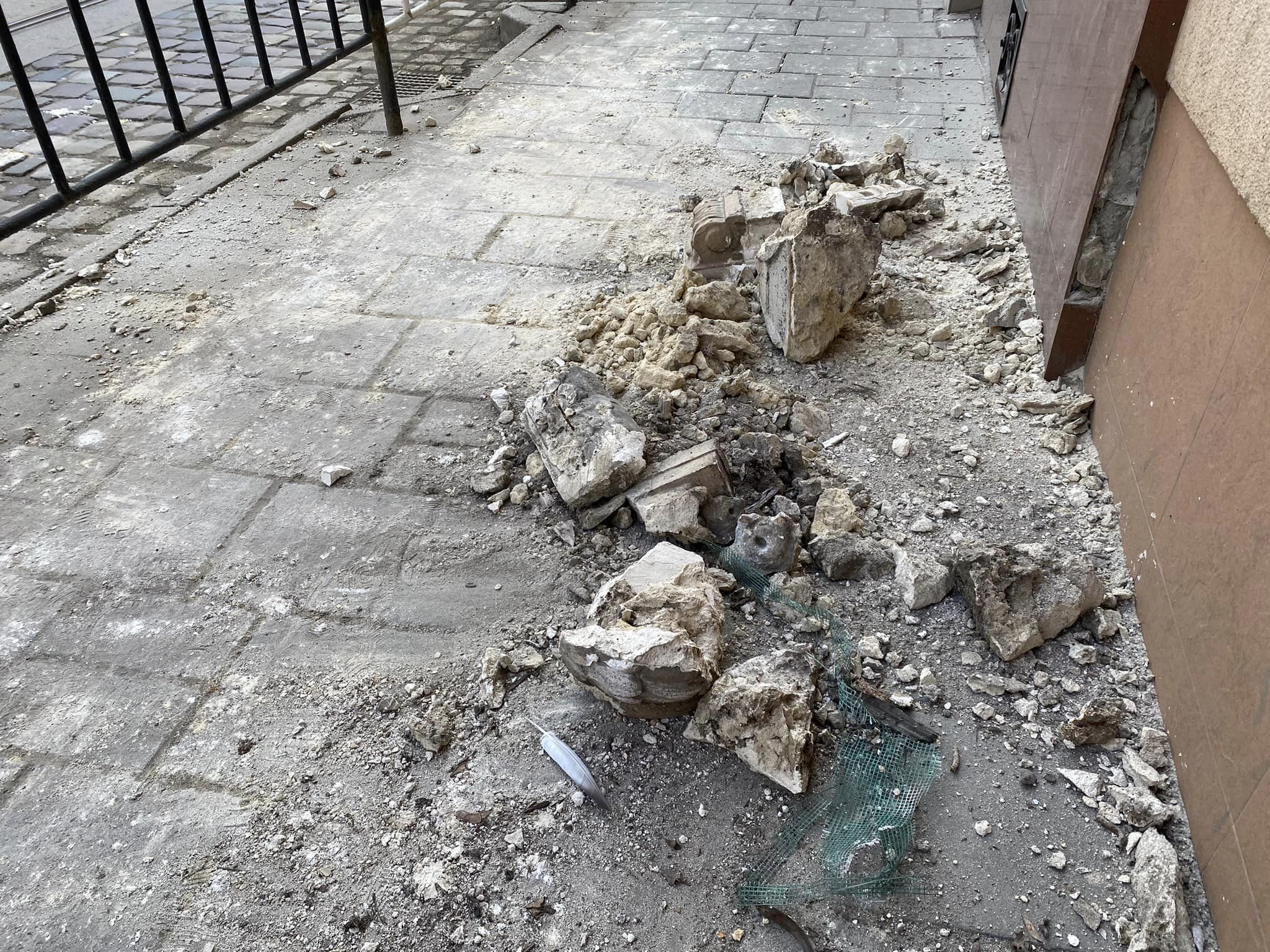 У Львові на вулиці Чупринки із будинку обвалився великий шмат ліпнини