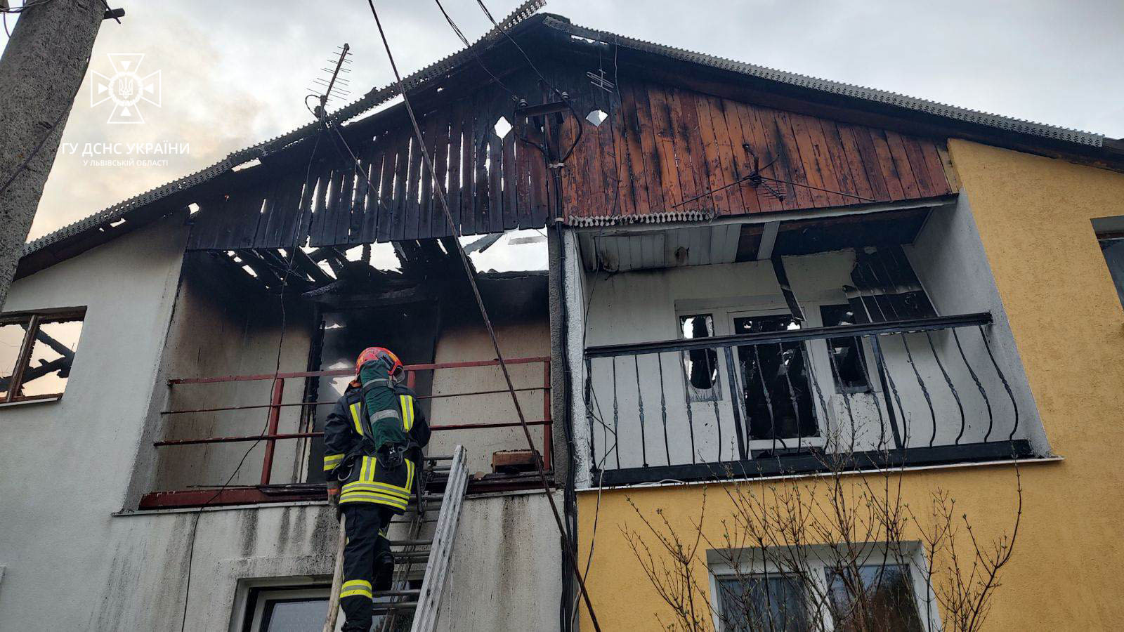 Два десятки вогнеборців гасили пожежу в житловому будинку неподалік Львова