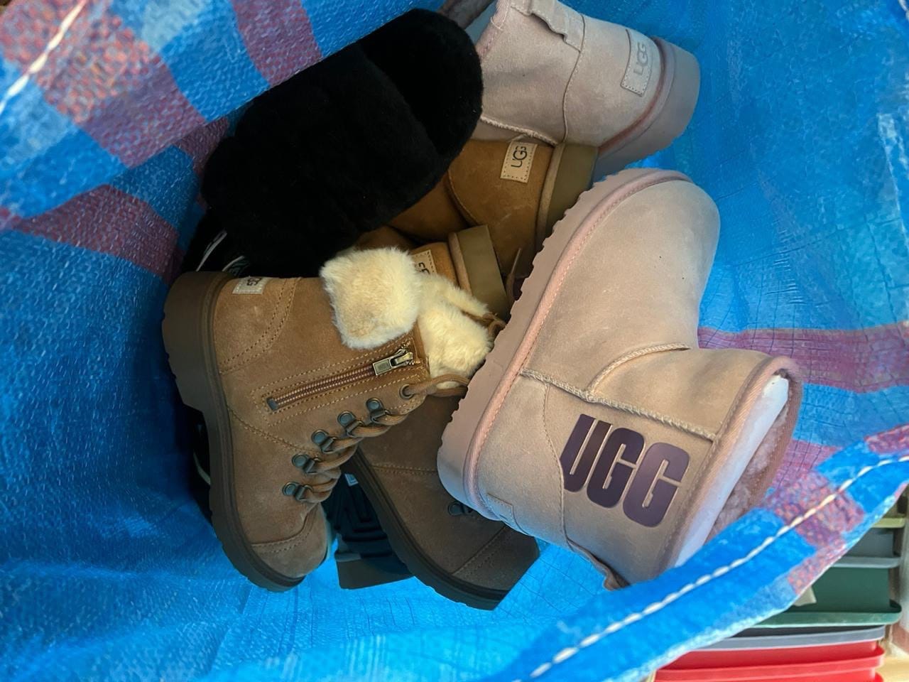 Житель Львівщини під виглядом гуманітарки хотів ввезти в Україну пів тонни брендового одягу та взуття