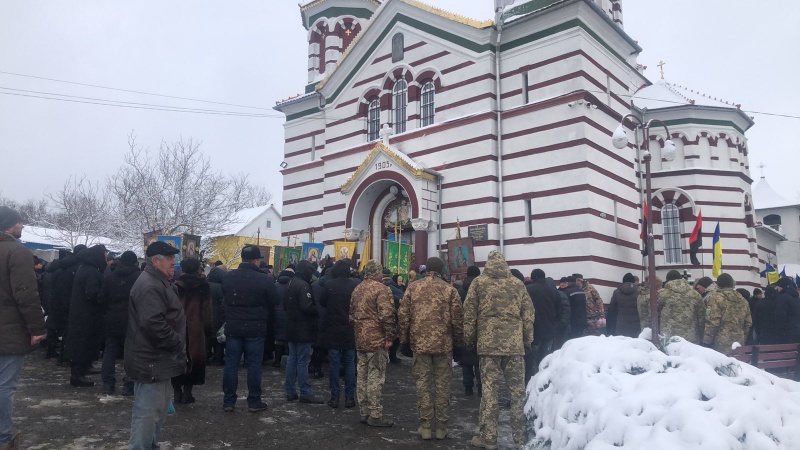 УПЦ МП не пускала до храму відспівати загиблого Героя на Буковині (ВІДЕО)