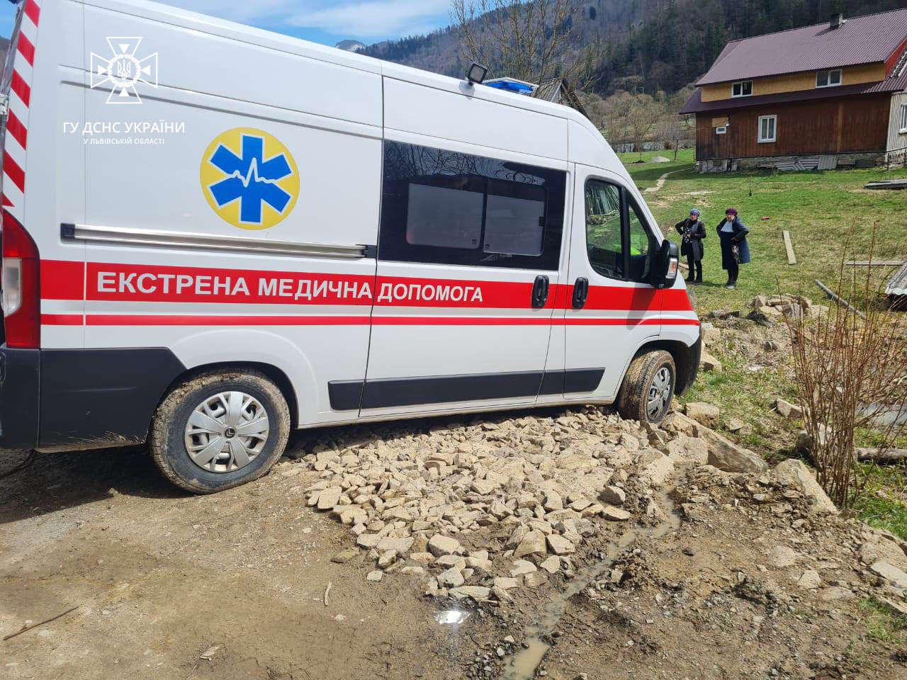 На Сколівщині «швидка» злетіла з дороги