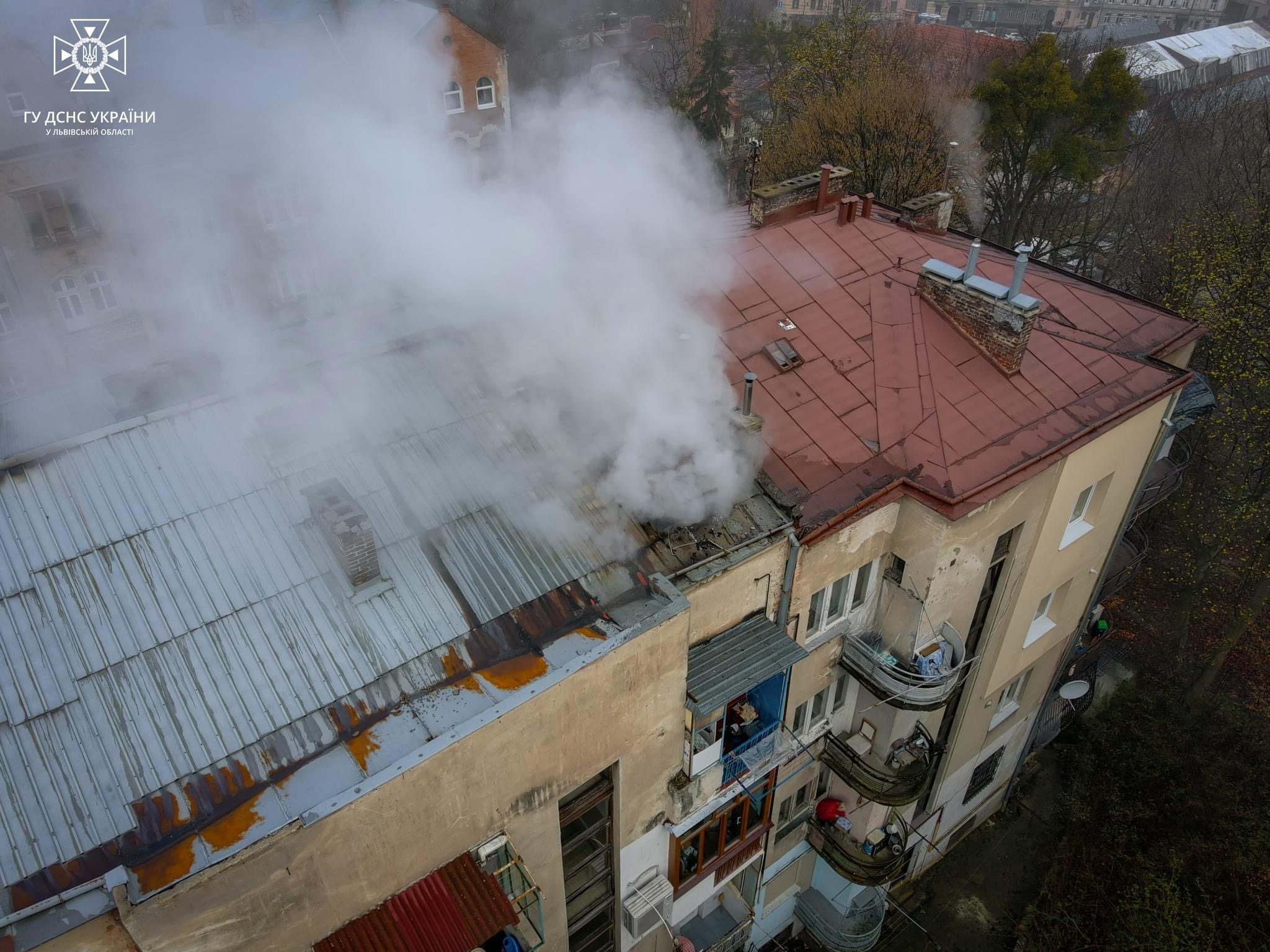 У Львові в житловому будинку горів дах