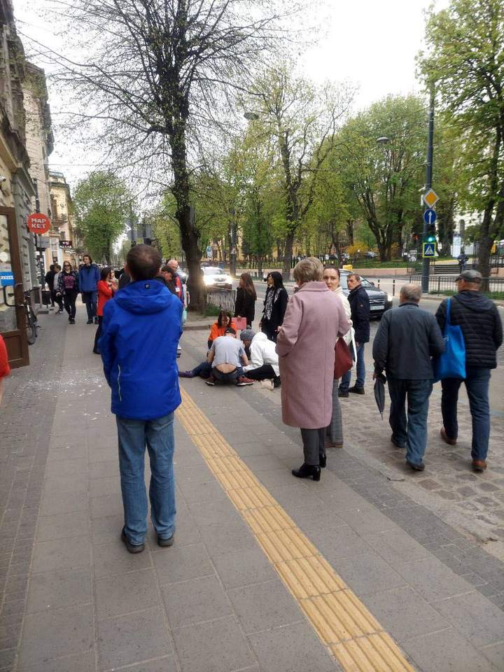 У Львові з вікна будинку випала дитина