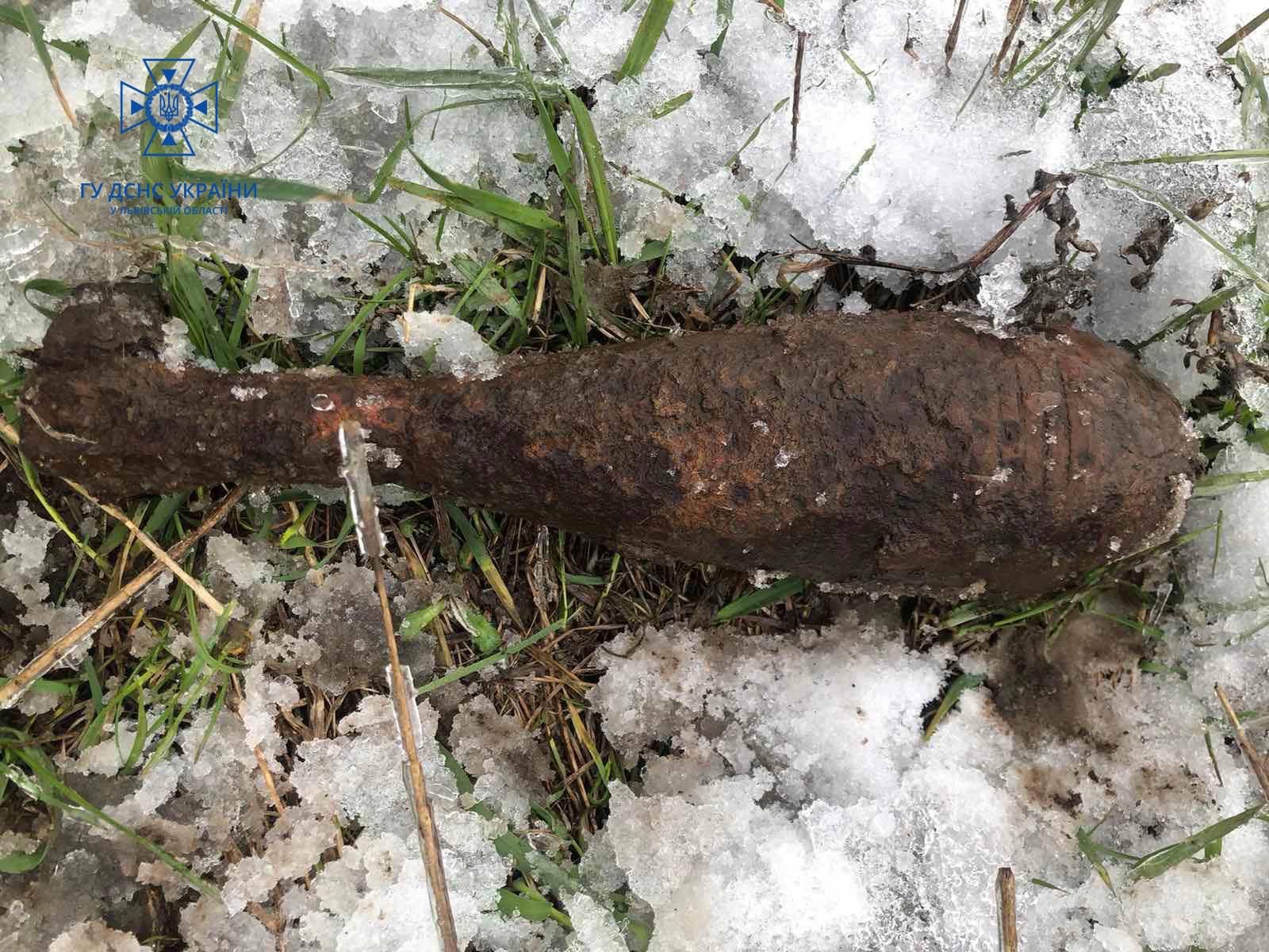 На Червоноградщині неподалік житлових будинків рятувальники знайшли давню міну