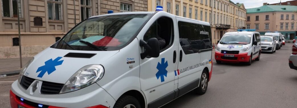 Французькі благодійники передали на Львівщині 18 карет швидкої допомоги для українців