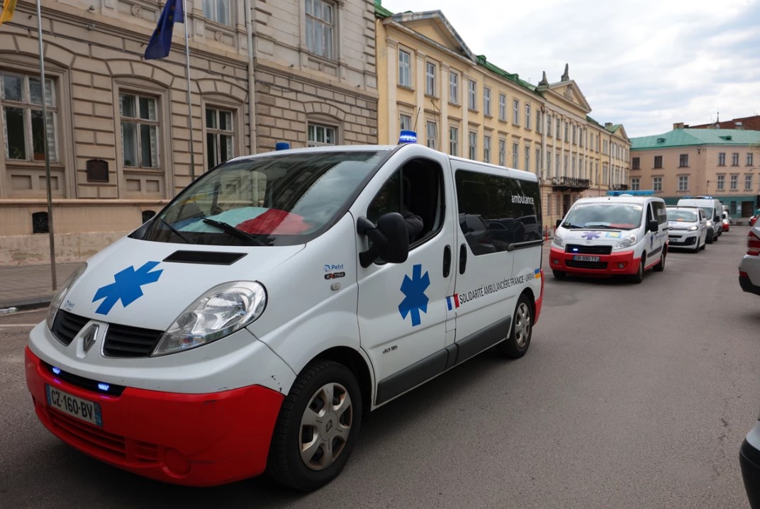Французькі благодійники передали на Львівщині 18 карет швидкої допомоги для українців