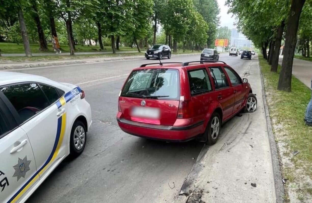У Львові п’яний водій вчинив аварію при поліцейських