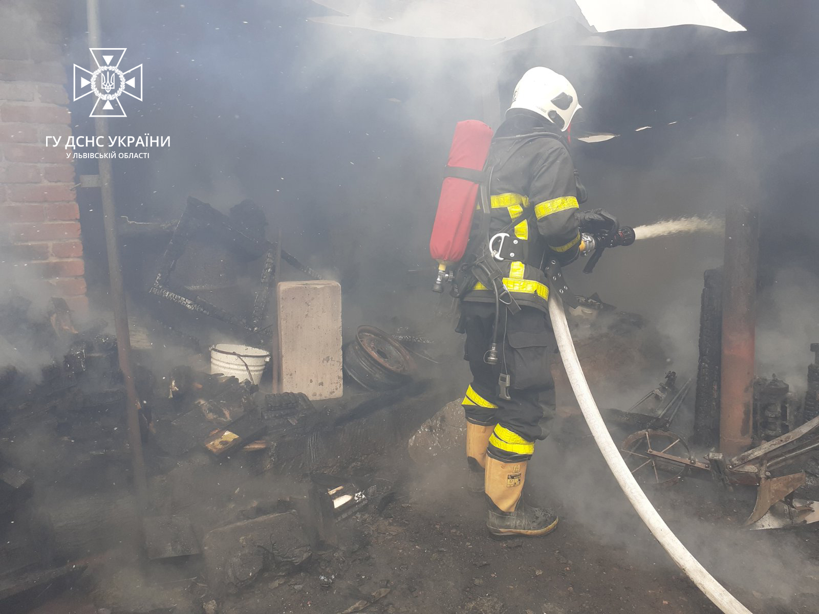 Вогнеборці врятували від пожежі житловий будинок у Червонограді