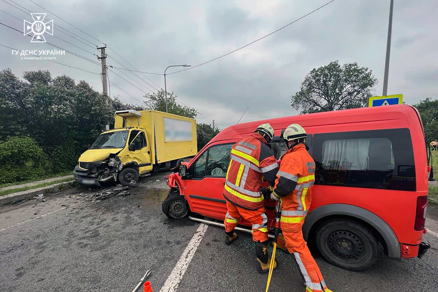 На Червоноградщині зіткнулись два автомобілі: 61-річну водійку госпіталізували