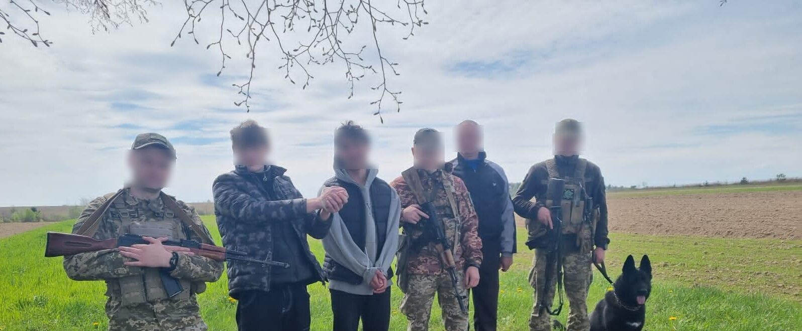 На Львівщині прикордонники поза межами пунктів пропуску затримали шістьох утікачів призовного віку