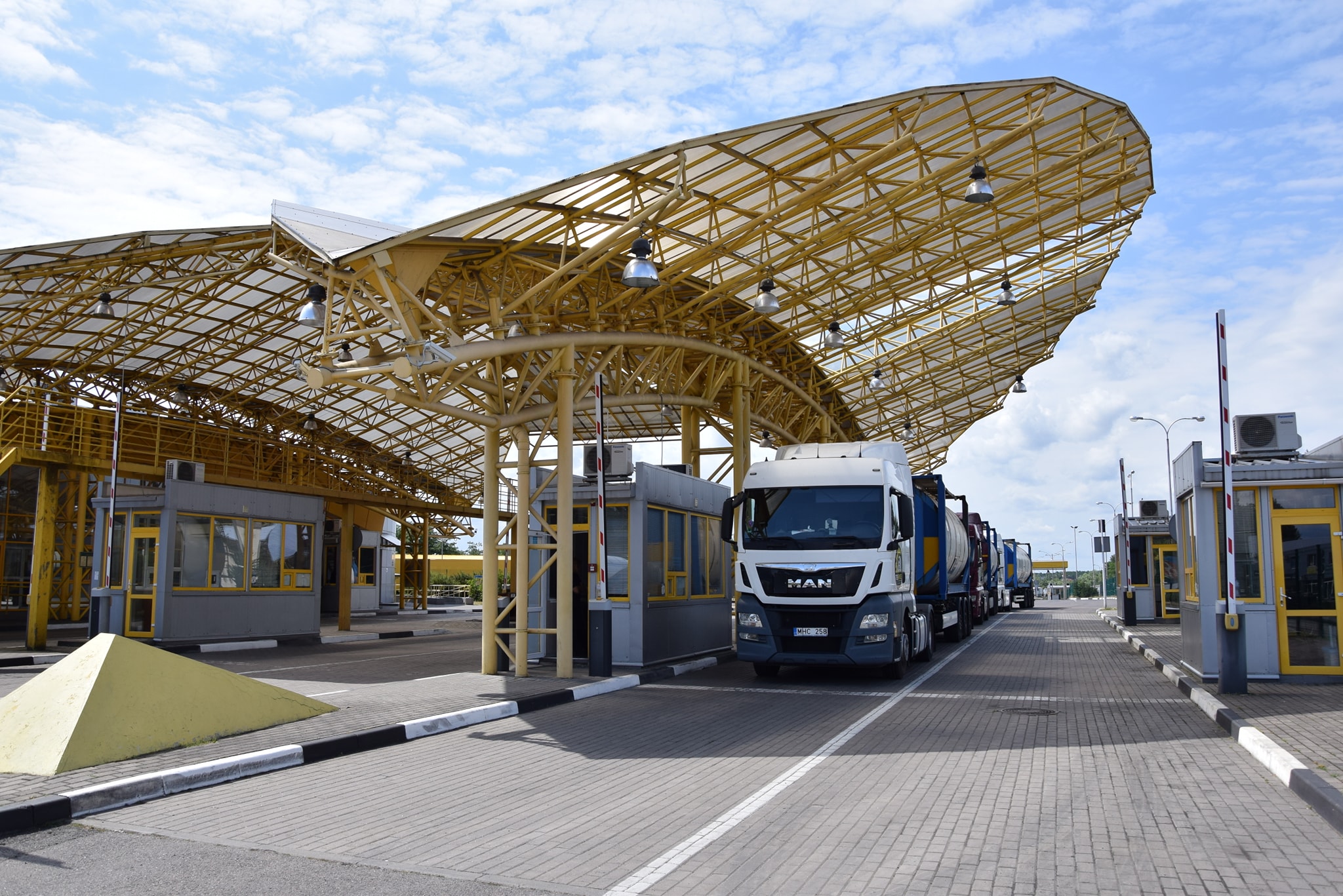 Через страйк перевізників ускладнено рух вантажівок у пункті пропуску на кордоні з Польщею