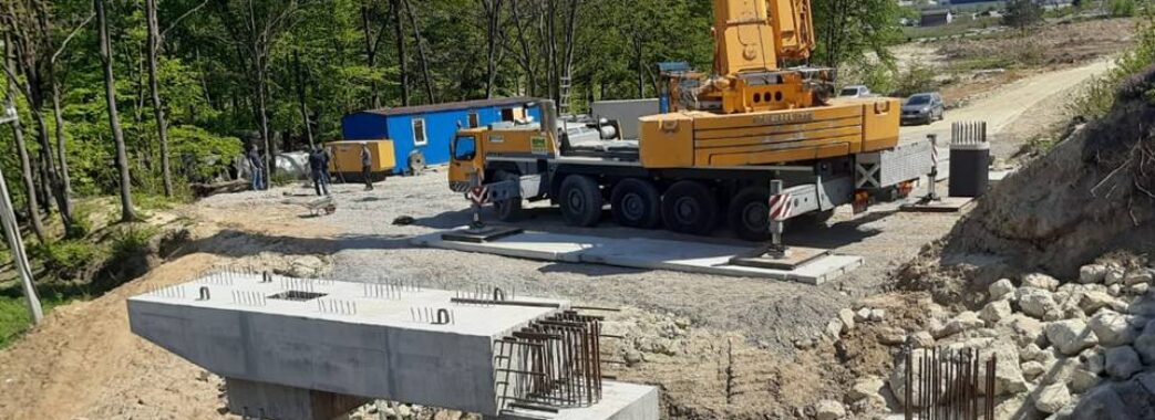 На обʼїзній дорозі Львова відновили ремонт моста над залізницею