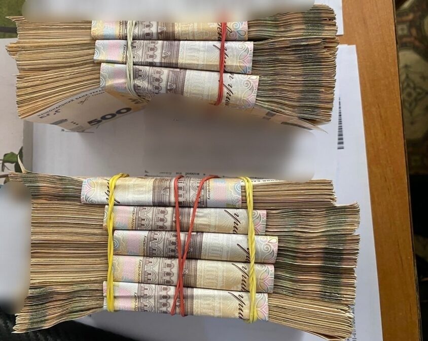 43-річна жінка намагалась перевезти через пункт пропуску «Рава-Руська» понад 800 тисяч гривень