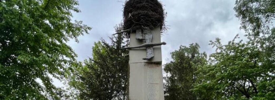 На Львівщині лелеки врятували радянський пам’ятник від руйнування