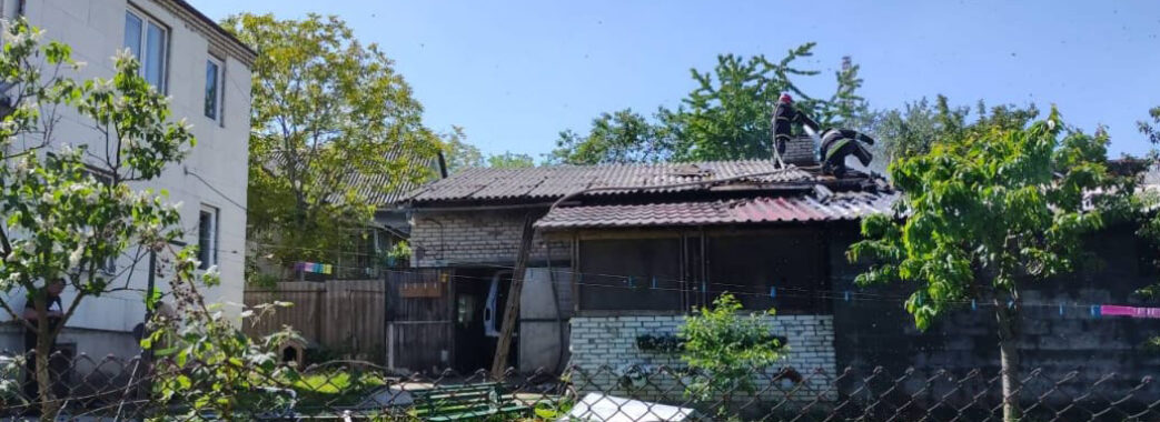 В Івано-Франковому на Яворівщині згорів дах і перекриття господарської будівлі