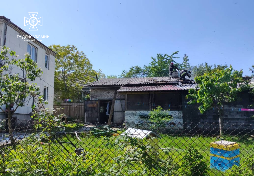 В Івано-Франковому на Яворівщині згорів дах і перекриття господарської будівлі