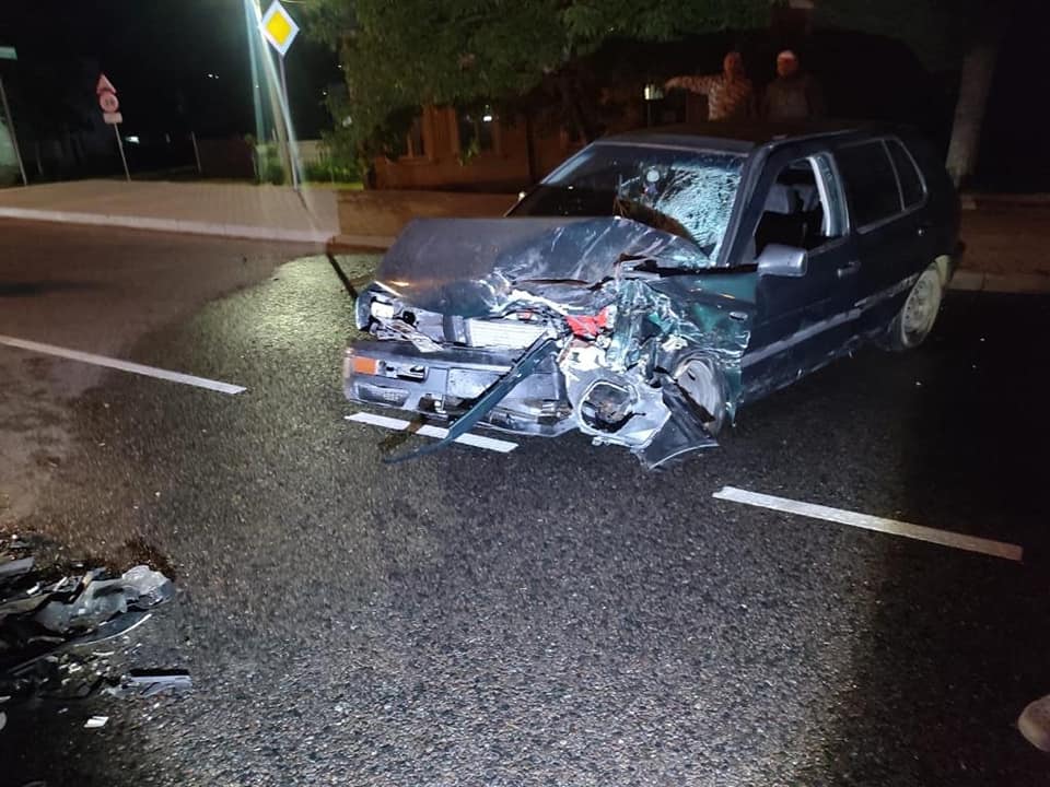 У Винниках пʼяний водій вʼїхав у інше авто та потрапив до лікарні