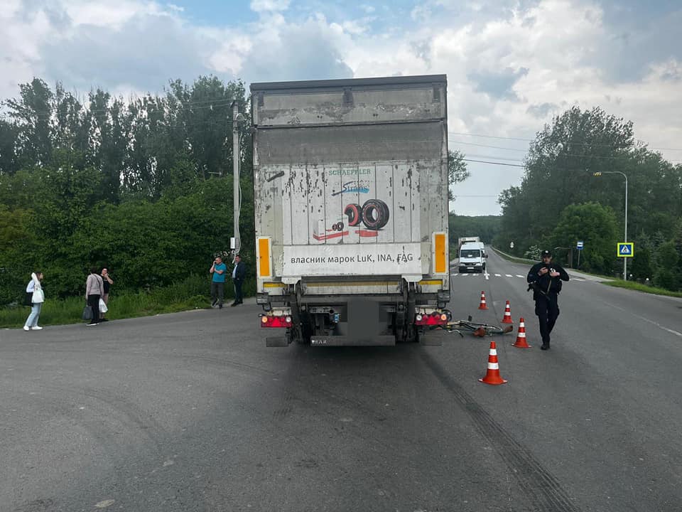 На Самбірщині велосипедист потрапив під колеса фури