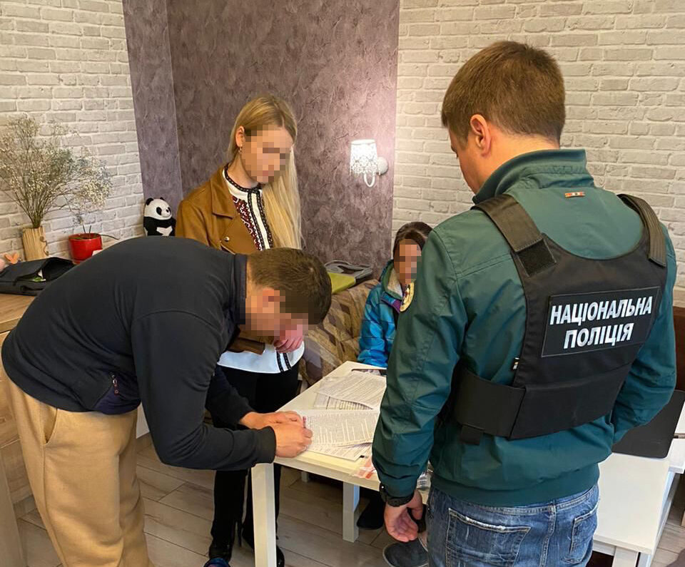 На Львівщині керівник одного із відділів транспортного підприємства організував схему вивозу ухилянтів за кордон