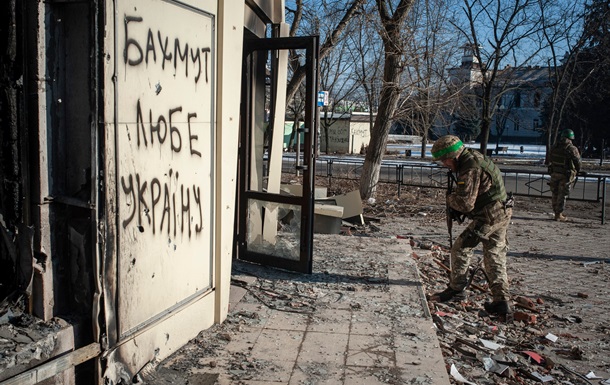 Сили оборони взяли Бахмут в напівоточення