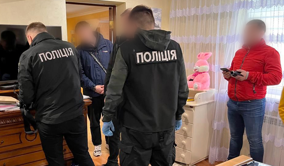 Видурювали у людей гроші під виглядам соціальних виплат: у Львові викрили злочинну групу із Кривого Рогу