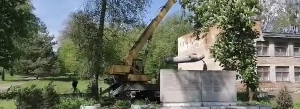 На Мостищині демонтовали ще один монумент радянським окупантам (ВІДЕО)