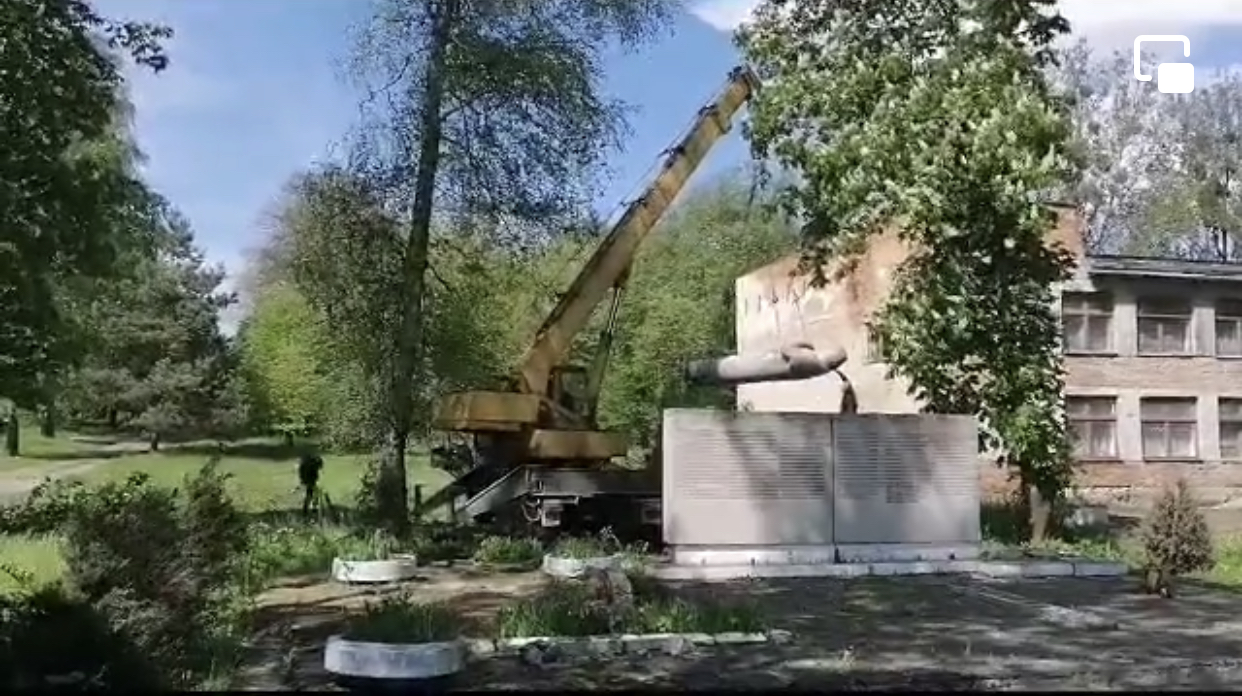 На Мостищині демонтовали ще один монумент радянським окупантам (ВІДЕО)
