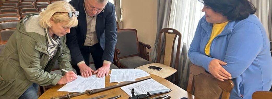 Походить з Ірану, Японії та інших країн: у Львові музеям передали 20 одиниць холодної зброї, вилученої на митниці