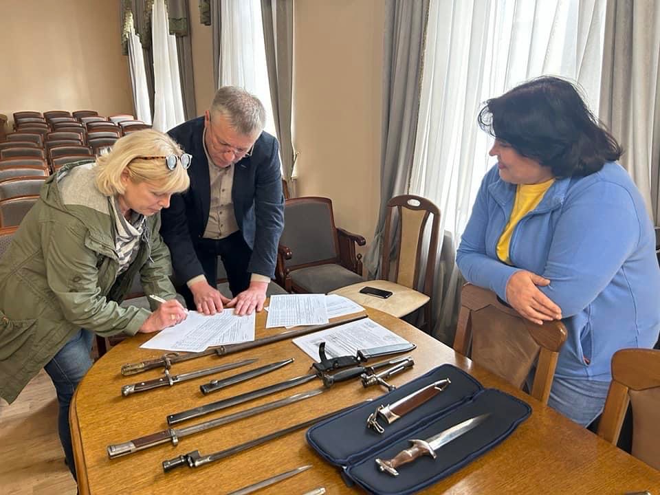 Походить з Ірану, Японії та інших країн: у Львові музеям передали 20 одиниць холодної зброї, вилученої на митниці