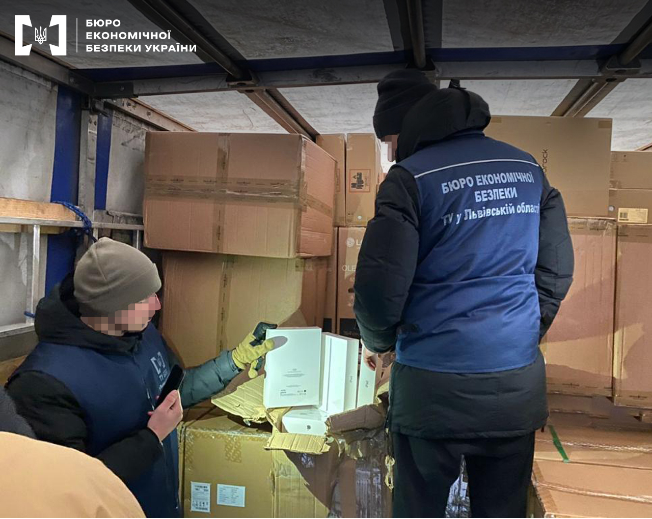 Через Львівську митницю намагались незаконно перевезти техніки на 40 млн грн: результати обшуків БЕБ