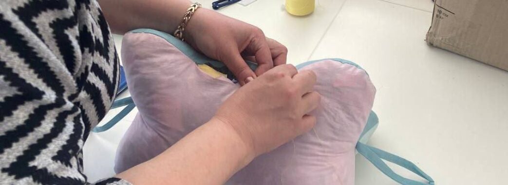 «Швейна рота» організовує у Львові майстер-клас з виготовлення подушок-кісточок для поранених захисників: як долучитись