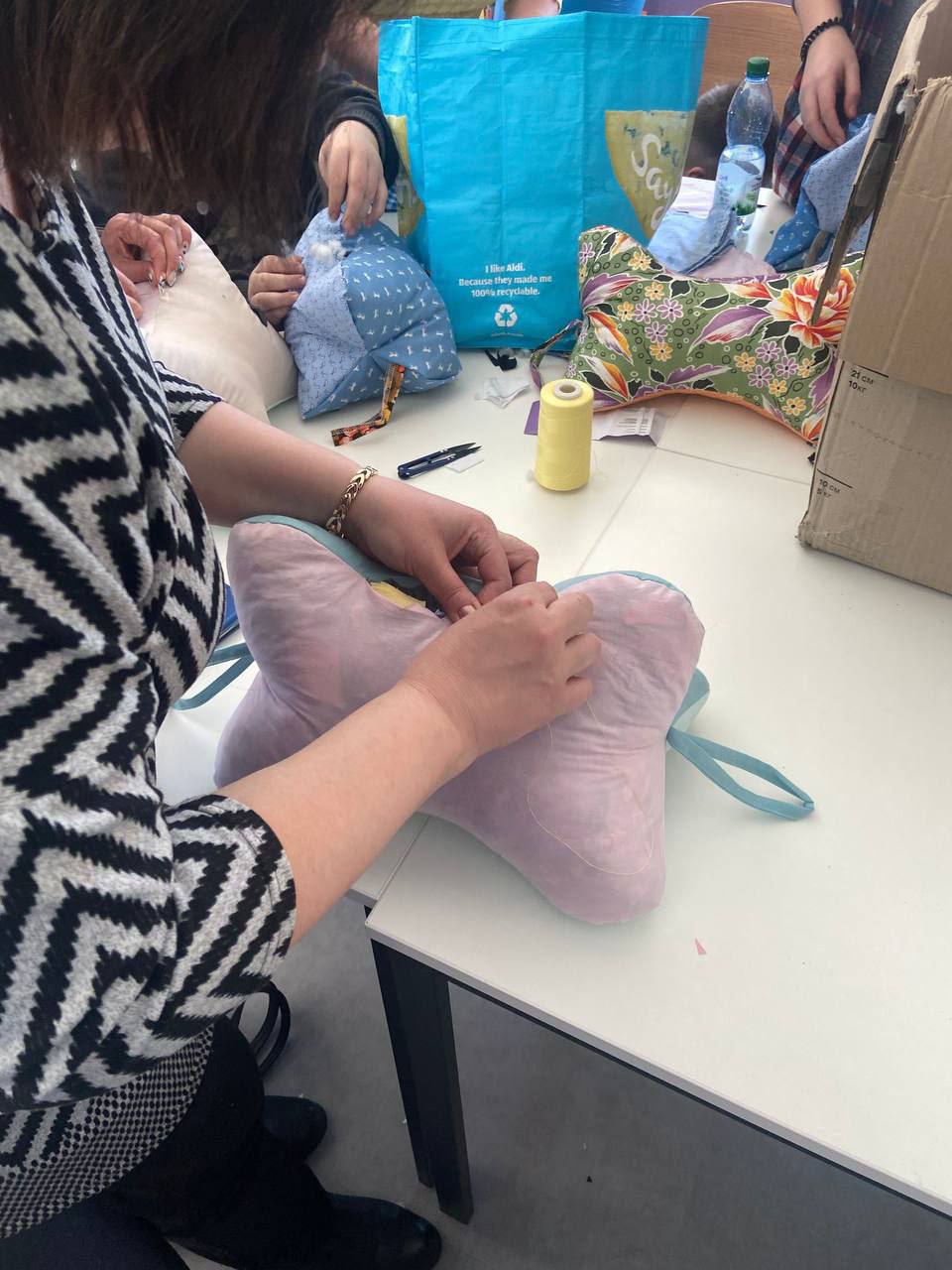 «Швейна рота» організовує у Львові майстер-клас з виготовлення подушок-кісточок для поранених захисників: як долучитись