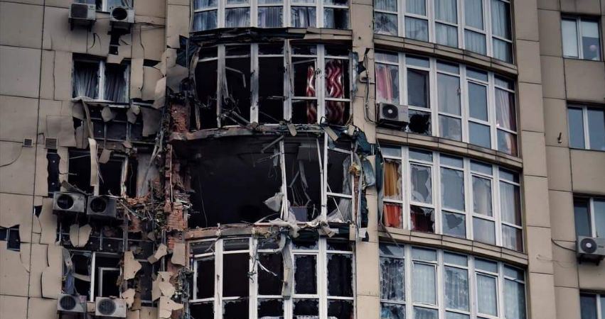 Уламками збитих “Шахедів” в Києві пошкоджено будівлі та авто, є поранені (ВІДЕО)
