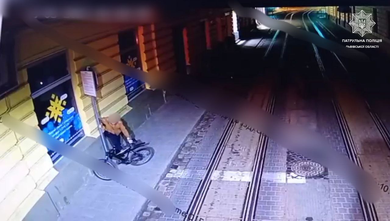 Вночі у Львові патрульні затримали чоловіка, коли той втікав на вкраденому велосипеді