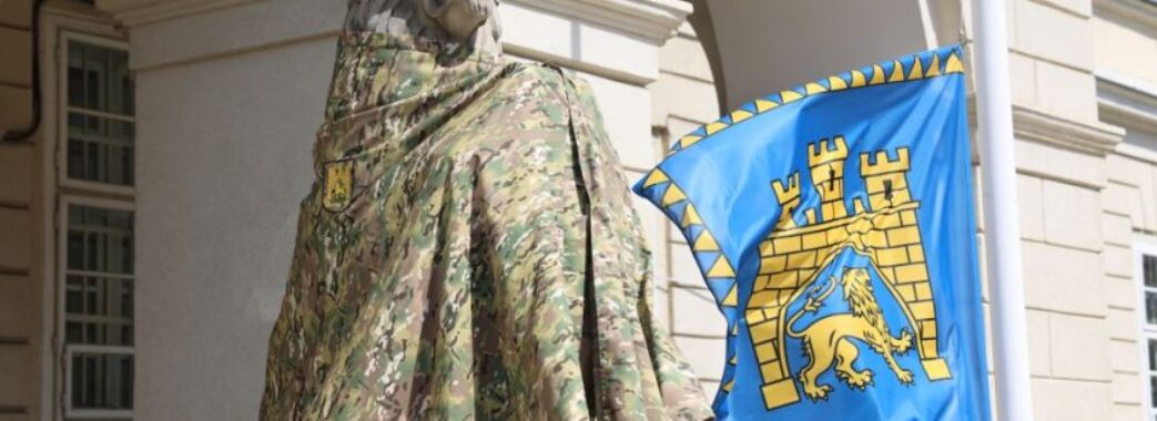 Львівських левів одягнули у військовий стрій