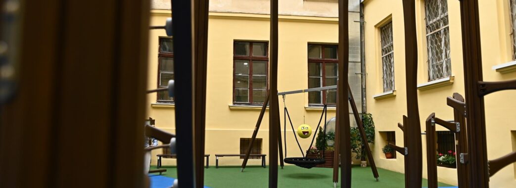 Львівське шкільне подвір’я переоблаштували у дитячий майданчик