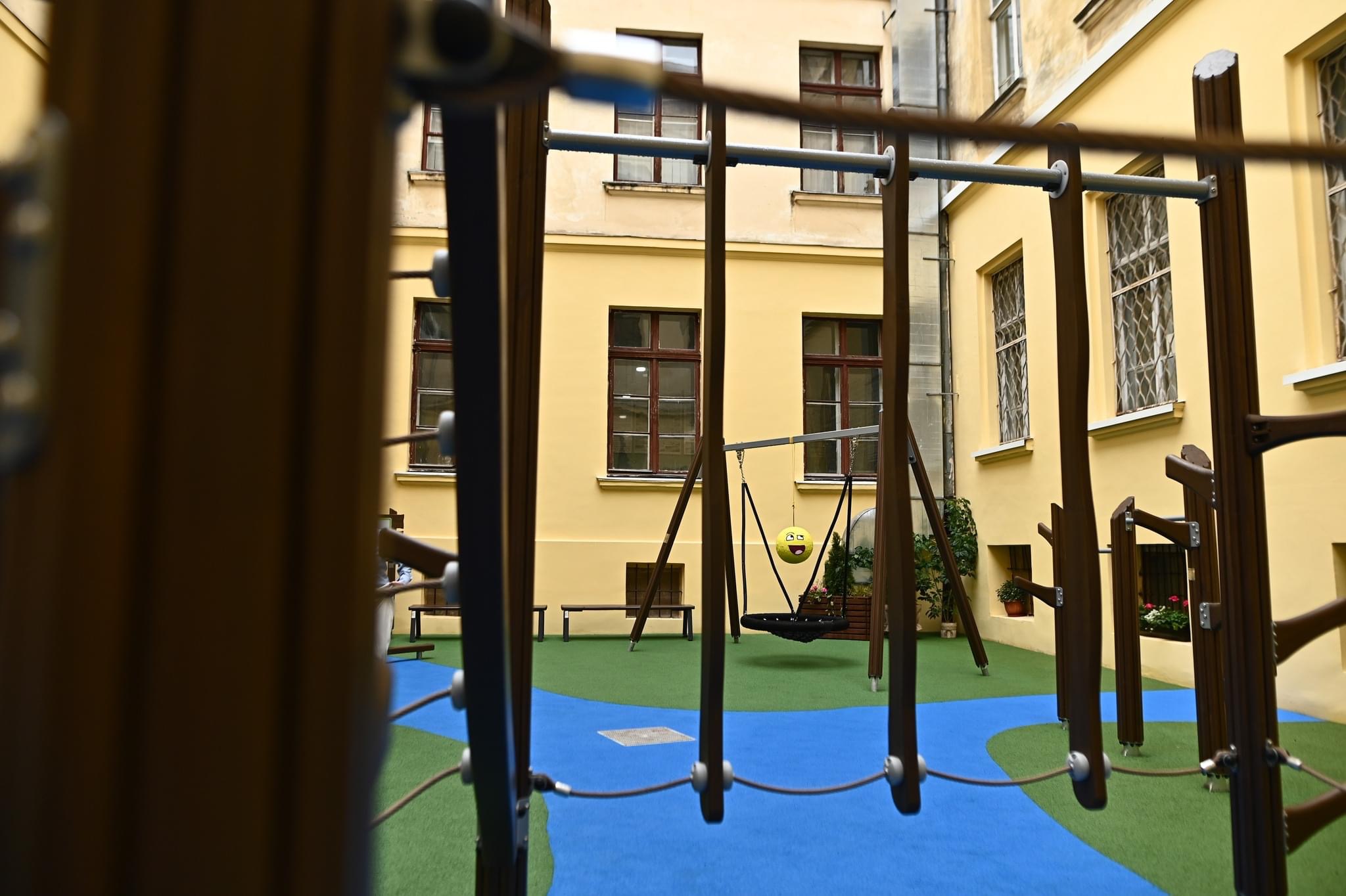 Львівське шкільне подвір’я переоблаштували у дитячий майданчик