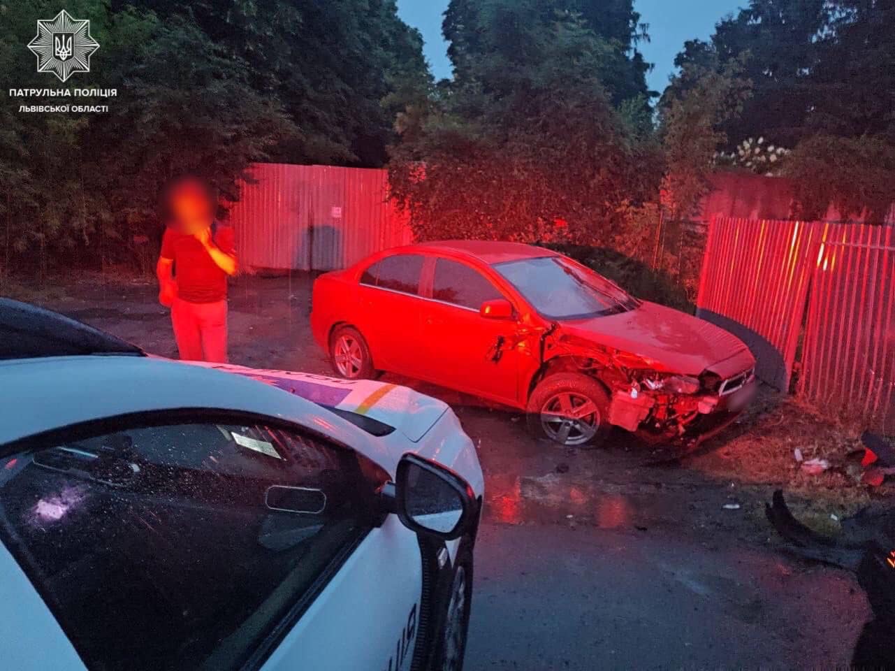 У Львові п’яний водій, втікаючи від поліцейських, врізався в огорожу