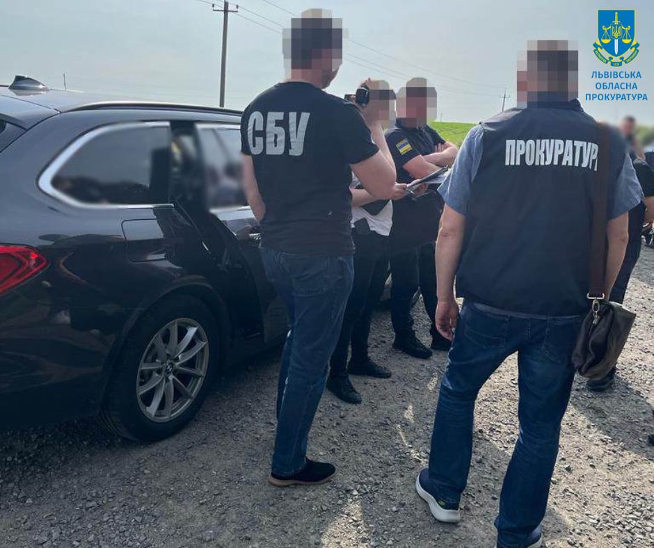 На Львівській митниці викрили посадовця, який отримував хабарі за розмитнення машин