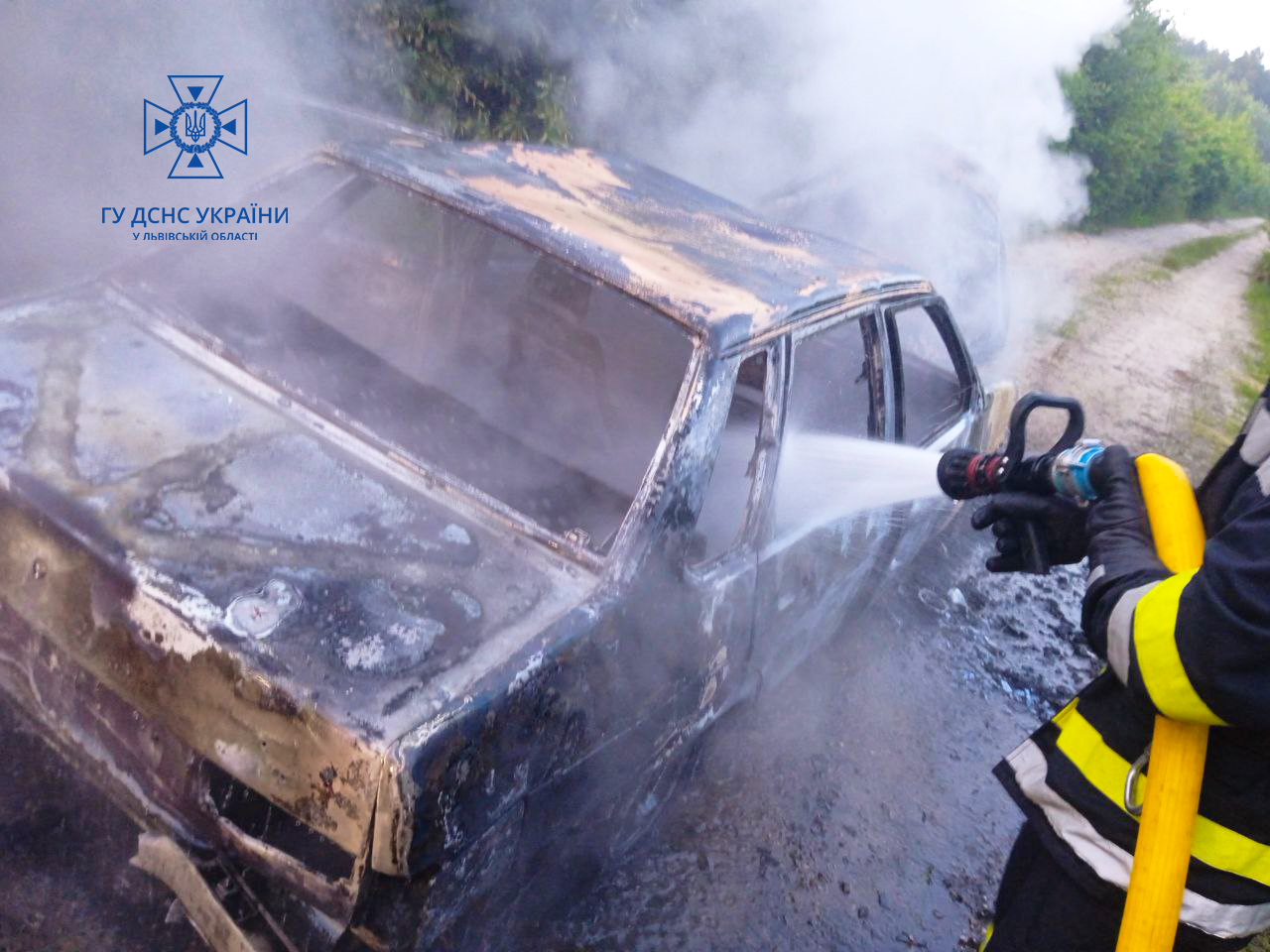 Вночі на Золочівщині вщент згорів автомобіль