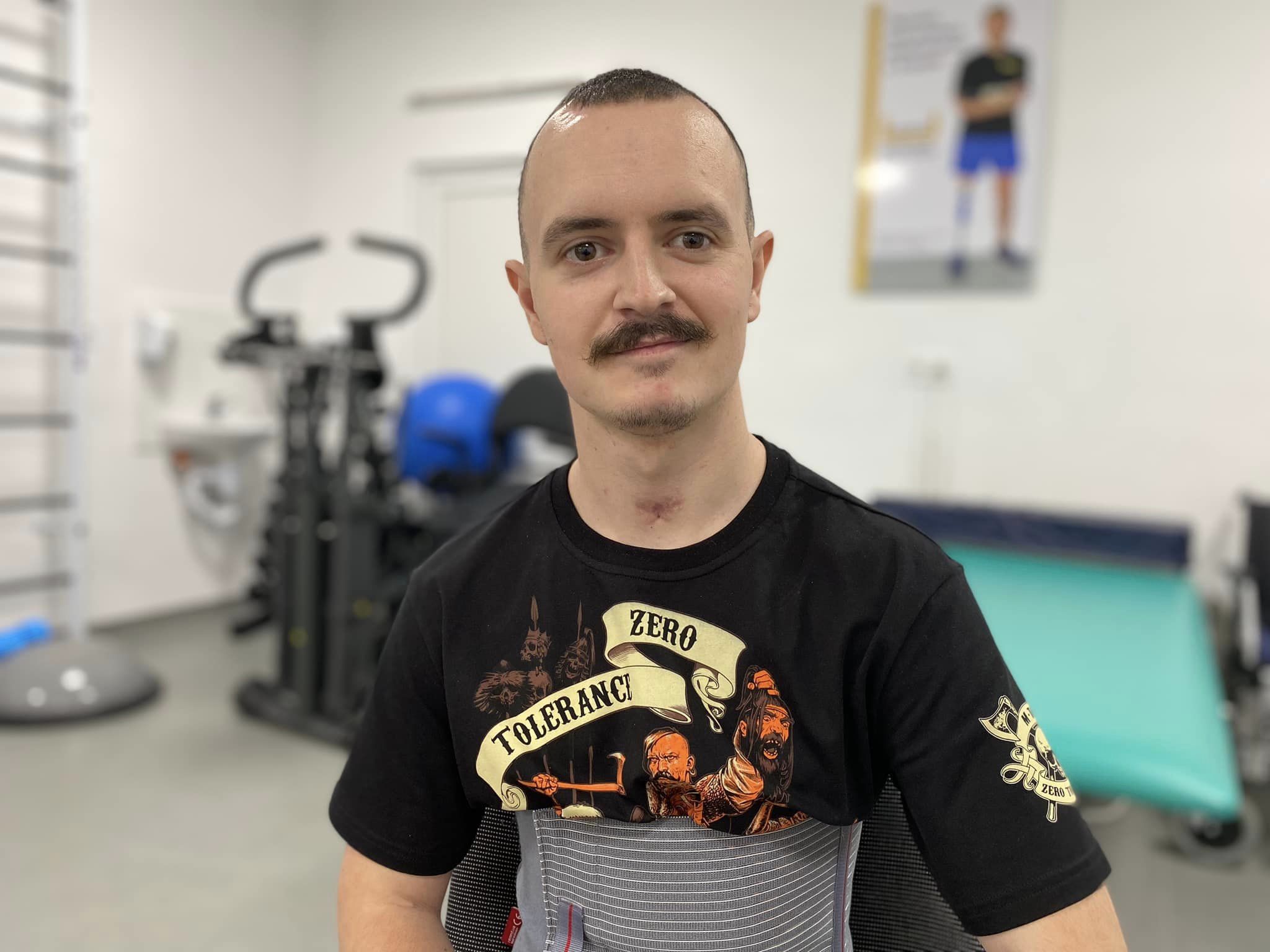 Вже розмовляє та ходить: у Львові лікують 28-річного захисника з уламком міни у мозку