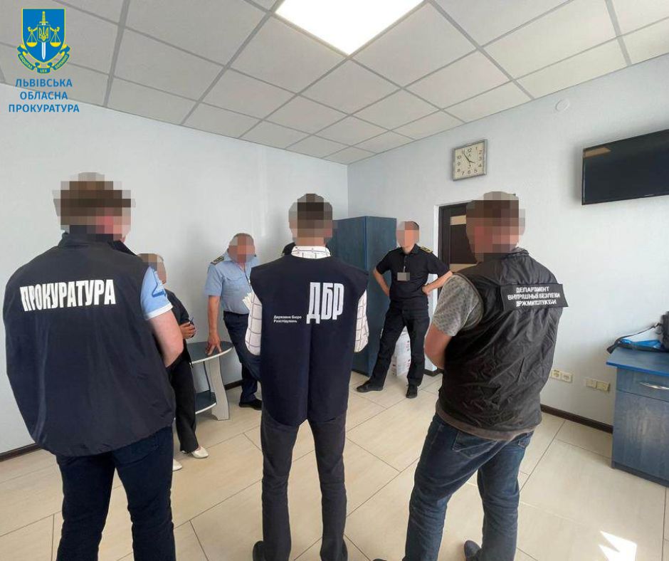 Інспекторів Львівської митниці підозрюють у незаконному розмитненні 41 машини