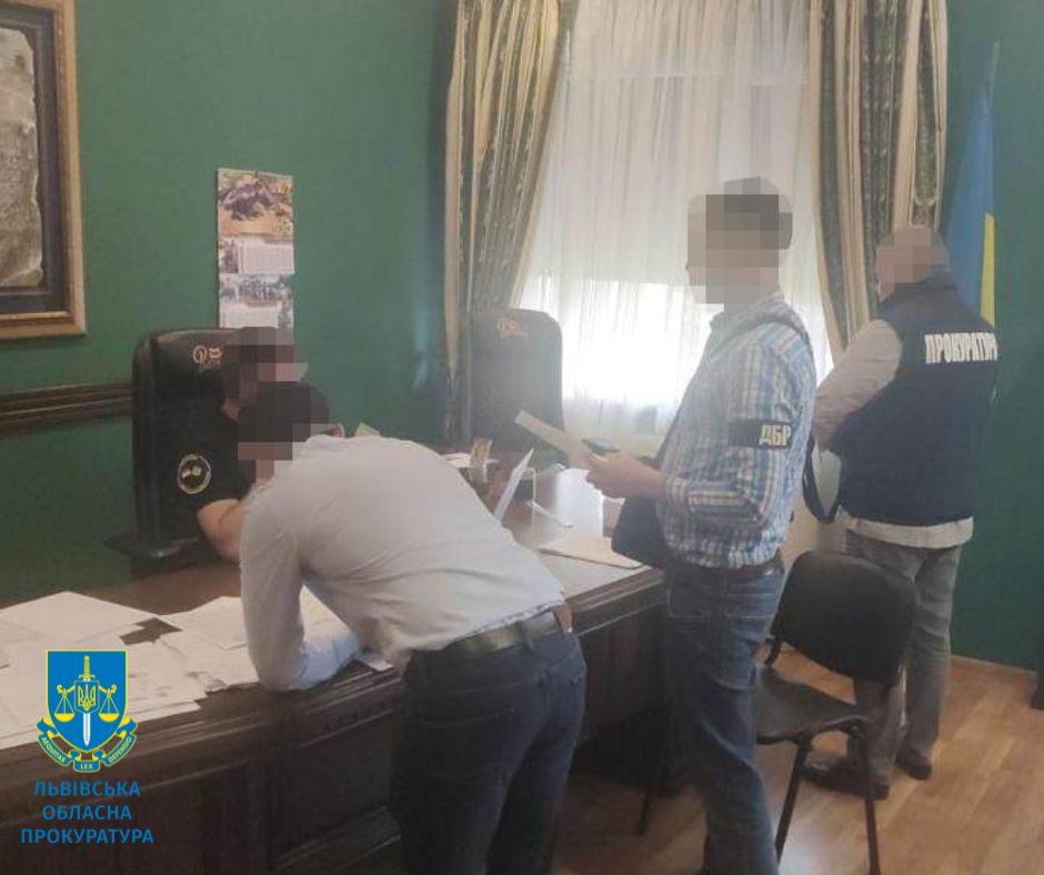 Вимагав щомісячні «відкати» від підприємства: у Львові затримали посадовця Укртрансбезпеки