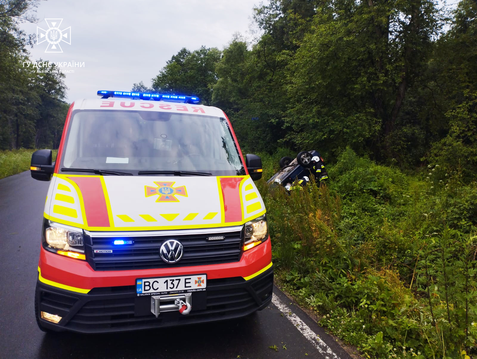 На Золочівщині водія затиснуло в деформованій автівці