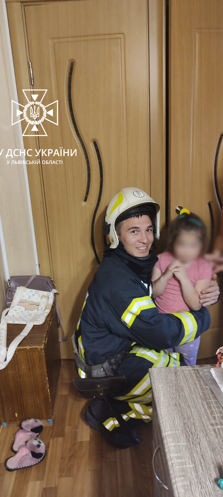Шестирічна дівчинка у Стрию замкнулася в квартирі й не могла відчинити двері