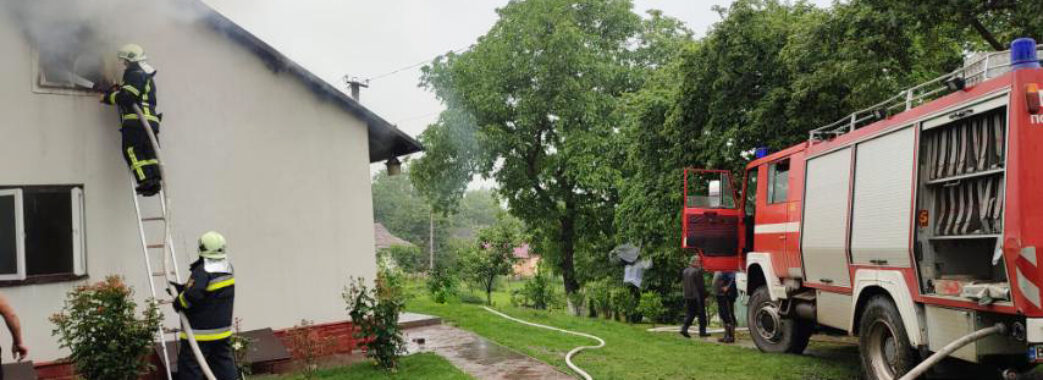 Згоріло понад пів тони кормів, дах і перекриття: в селі на Яворівщині палала господарська будівля
