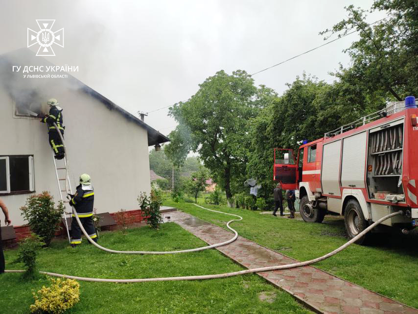Згоріло понад пів тони кормів, дах і перекриття: в селі на Яворівщині палала господарська будівля