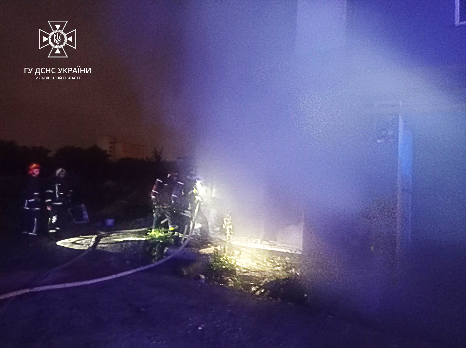 У Львові чоловік обпік руки і обличчя, намагаючись загасити пожежу в металевому вагончику